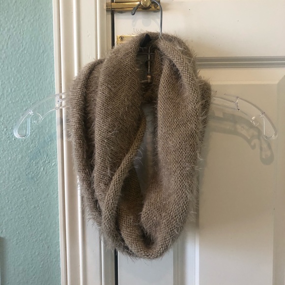 NWOT Nordstrom Light Brown Fuzzy Circle Scarf - Picture 1 of 2